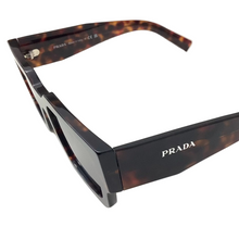 Carica l'immagine nel visualizzatore di Gallery, Occhiale da sole Prada B17S
